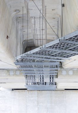 Elektrik çelik boru hattı, duvardaki elektrik kablosu, elektrik dağıtım paneli ile ekipman arasında kablo yönlendirme, endüstri inşaatı geçmişi..