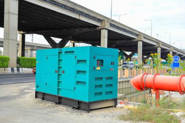 Acil durum elektrik gücü için mobil dizel jeneratörü ya da acil durum yedek elektrik jeneratörü Diesel Birimi çalışma alanına yerleştirildi.