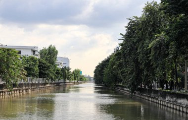 Şehirdeki güzel kanal manzarası..