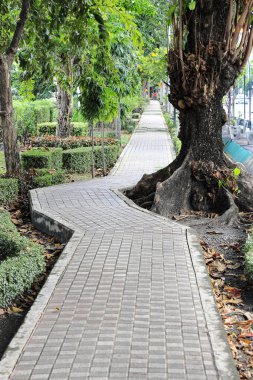 Uzun kaldırımlı tuğla patika, perspektifli tuğla patika ya da kaldırım mesafeye gidiyor, fayansların soyut arkaplanı, yaya yolu, portre yöneliminde kaldırım.