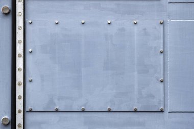 Metal yüzeyi perçin ve gri metal perçin ile kapatın..