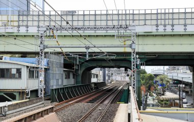 Demiryolu trafiği için demir köprü yapısı.
