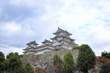 Sonbahar mavi gökyüzü bulutuyla Himeji Kalesi Japonya 'nın en iyi seyahat yerlerinden biri olan Hyogo Japonya' nın çerçevesi..