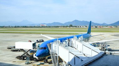 Uçuş öncesi işlemler ve işlemler. Uluslararası Havalimanında valiz ve yemek servisi yükleme.