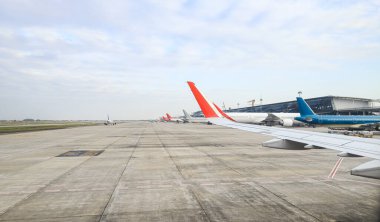 Uçak penceresinden manzara, yoğun uluslararası havaalanı manzarası.