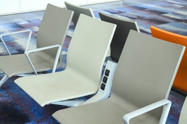 Modern havaalanındaki yolcu koltukları ücret puanlarıyla dolu..