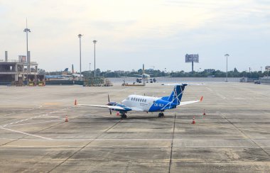 Modern yönetici özel jet uçağı Beech King Air 350ER Noi Bai Havaalanı otoparkında, VIETNAM.