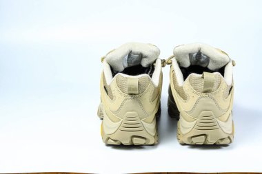 Taktik ya da yürüyüş ayakkabılarının topuk tarafı, su geçirmez kış yürüyüşü ayakkabıları beyaz arka planda izole edilmiş..