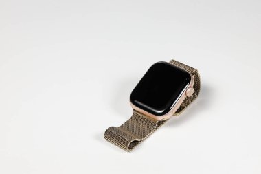 Dijital akıllı saat, LED siyah ekran elektronik akıllı saat Metal saat bandı beyaz arka planda izole.