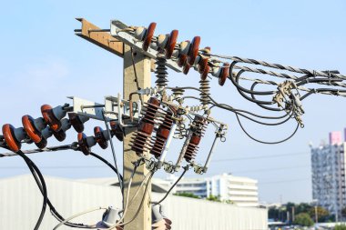 Yüksek voltaj direğinde porselen yalıtkan, yüksek voltaj kulesi, yüksek voltaj inşaatı ve elektrik hatları ile gösterilir.