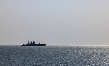 Okyanustaki gemilerin, kargo gemisinin ya da nakliye filosunun Panorama Silueti fotoğrafı..