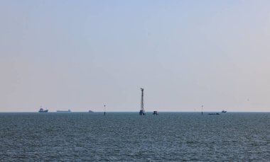 Işık fenerinin panorama manzarası, deniz feneri, su iletişimi için sinyal kulesi, yelkenli gemilerin sınırı olarak bir lamba..