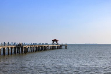 Denizde iskele, güneş ışığında iskele ve deniz.