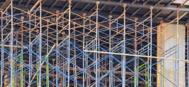 Büyük inşaat projelerinde çok sayıda yapı iskelesi kullanılır. Yeni binanın inşaat sahasının iskelesi..