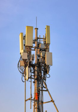 Kablosuz iletişim anten direği, cep telefonu anten direği harap olmuş binanın tepesinde..