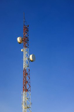 İletim ve radyo anten kulesi detayları, çift kutuplu mikrodalga anten ya da Hiperbolik anten yüklü çelik yapı. Güzel gökyüzü olan modern metal bina çerçevesi.