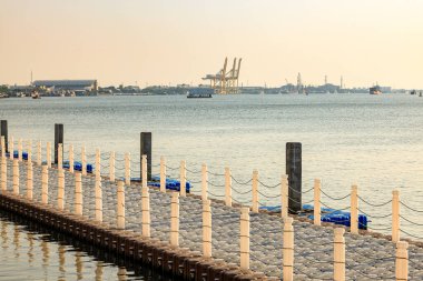 Uçan testere ya da yüzen plastik duba denizde yüzüyor. Plastik Yüzen Liman. Plastik Pontoon köprüsü.