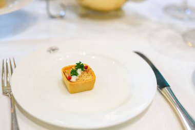 Öğleden sonra çayına tatlı, pasta, kanape, badem kurabiyesi ve tatlılar eşlik edecek..