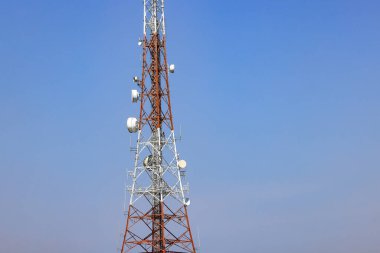 İletim ve radyo anten kulesi detayları, çift kutuplu mikrodalga anten ya da Hiperbolik anten yüklü çelik yapı. Güzel gökyüzü olan modern metal bina çerçevesi.