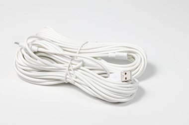 Yeni beyaz USB tipi şarj kablosu kağıt pakette, birçok aygıt için uyumlu, spiral bir şekilde sarılmış, beyaz arkaplanda izole edilmiş..