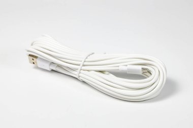 Yeni beyaz USB tipi şarj kablosu kağıt pakette, birçok aygıt için uyumlu, spiral bir şekilde sarılmış, beyaz arkaplanda izole edilmiş..
