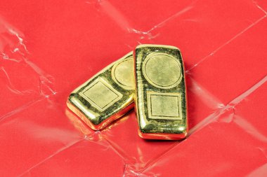 Asya 'da perakende alım satımında kullanılan kırmızı kağıtta gerçek altın külçeler ya da külçeler vardı..