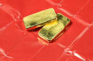 Asya 'da perakende alım satımında kullanılan kırmızı kağıtta gerçek altın külçeler ya da külçeler vardı..