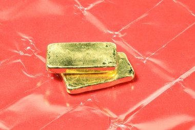 Asya 'da perakende alım satımında kullanılan kırmızı kağıtta gerçek altın külçeler ya da külçeler vardı..