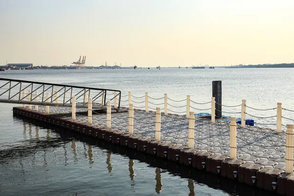 Uçan testere ya da suda yüzen plastik duba yolu. Plastik Yüzen Liman. Plastik Pontoon köprüsü.