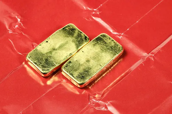 Asya 'da perakende alım satımında kullanılan kırmızı kağıtta gerçek altın külçeler ya da külçeler vardı..