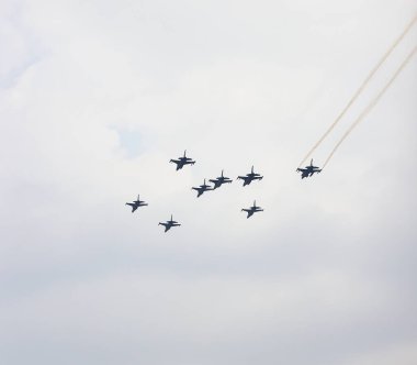 Tayland Kraliyet Hava Kuvvetleri T-50 Altın Kartal ve F-16 Tayland 'daki hava gösterisinde Falcon' un formasyon uçuşu.