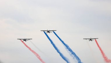 Fairchild AU-23 Huzur Getiren Silahlı Savaş Gemisi, karşı ayaklanma, renkli dumanlarla dolu bir nakliye uçağı..