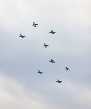 Tayland Kraliyet Hava Kuvvetleri T-50 Altın Kartal ve F-16 Tayland 'daki hava gösterisinde Falcon' un formasyon uçuşu.