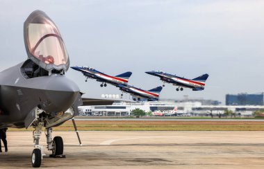 Çin Hava Kuvvetleri Aerobatik Takımı 'ndan J-10 Tayland' daki hava gösterisinde F-35 'ten kalkış formasyonlarına geçti..