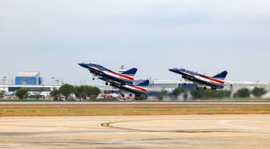 Çin Hava Kuvvetleri Aerobatik Takımı 'ndan J-10 Tayland' daki hava gösterisinde kalkış formasyonlarına geçti..
