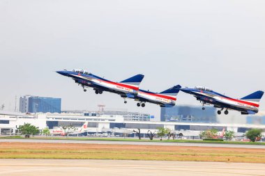 Çin Hava Kuvvetleri Aerobatik Takımı 'ndan J-10 Tayland' daki hava gösterisinde kalkış formasyonlarına geçti..