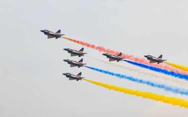 Çin Hava Kuvvetleri 'nden J-10 Akrobatik Hava Gösterileri ekibi uçaktan renkli dumanlar tüten oluşumlar üzerinde çalışıyor..