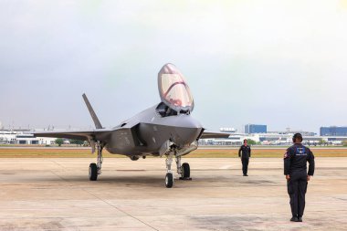 Hava üssü mareşal amiri görev başındayken F35 'i park yerine götürecek..