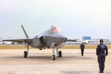 Hava üssü mareşal amiri görev başındayken F35 'i park yerine götürecek..