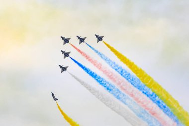 Çin Hava Kuvvetleri 'nden J-10 Akrobatik Hava Gösterileri ekibi uçaktan renkli dumanlar tüten oluşumlar üzerinde çalışıyor..