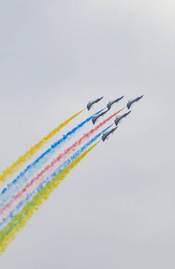 Çin Hava Kuvvetleri 'nden J-10 Akrobatik Hava Gösterileri ekibi uçaktan renkli dumanlar tüten oluşumlar üzerinde çalışıyor..