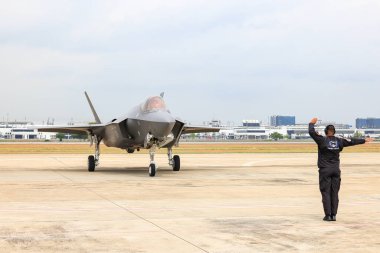 Hava üssü mareşal amiri görev başındayken F35 'i park yerine götürecek..
