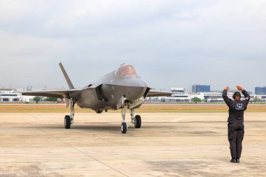 Hava üssü mareşal amiri görev başındayken F35 'i park yerine götürecek..