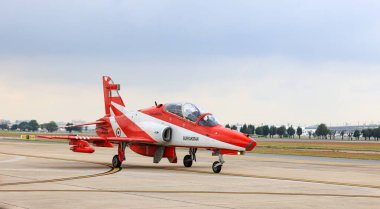Hindistan Hava Kuvvetleri 'nden HAWK MK132' nin akrobatik hava gösterisi uçaktan renkli dumanlar tüten oluşumlar üzerine.