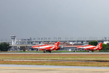 Hindistan Hava Kuvvetleri 'nden HAWK MK132' nin akrobatik hava gösterisi uçaktan renkli dumanlar tüten oluşumlar üzerine.