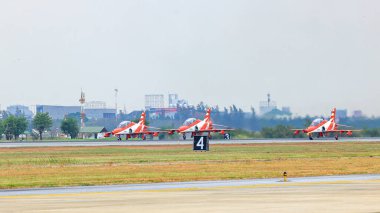 Hindistan Hava Kuvvetleri 'nden HAWK MK132' nin akrobatik hava gösterisi uçaktan renkli dumanlar tüten oluşumlar üzerine.