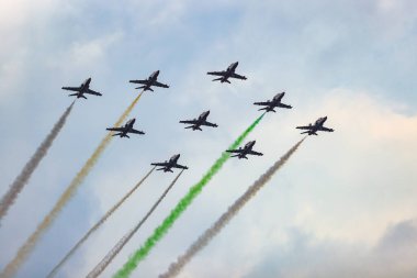 Hindistan Hava Kuvvetleri 'nden HAWK MK132' nin akrobatik hava gösterisi uçaktan renkli dumanlar tüten oluşumlar üzerine.