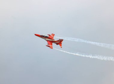 Hindistan Hava Kuvvetleri 'nden HAWK MK132' nin akrobatik hava gösterisi uçaktan renkli dumanlar tüten oluşumlar üzerine.