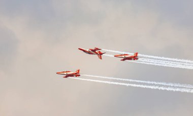 Hindistan Hava Kuvvetleri 'nden HAWK MK132' nin akrobatik hava gösterisi uçaktan renkli dumanlar tüten oluşumlar üzerine.