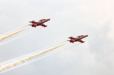 Hindistan Hava Kuvvetleri 'nden HAWK MK132' nin akrobatik hava gösterisi uçaktan renkli dumanlar tüten oluşumlar üzerine.